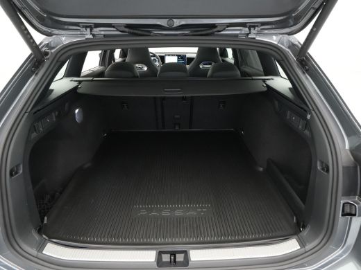 Volkswagen Passat Variant 1.5 eTSI 150pk R-Line Business Panorama Trekhaak Camera Side Assist ActivLease financial lease