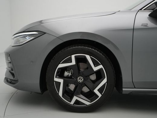 Volkswagen Passat Variant 1.5 eTSI 150pk R-Line Business Panorama Trekhaak Camera Side Assist 227 ActivLease financial lease