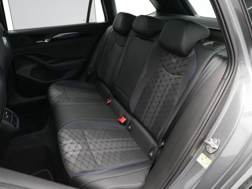 Volkswagen Passat Variant 1.5 eTSI 150pk R-Line Business Panorama Trekhaak Camera Side Assist 227 ActivLease financial lease