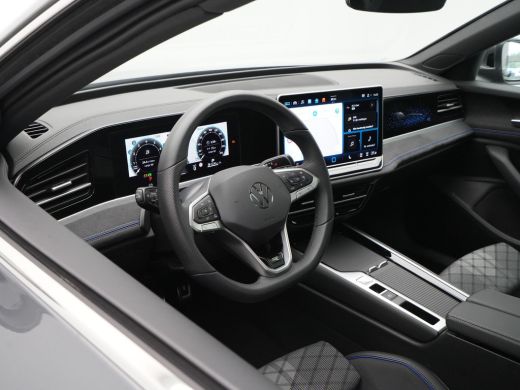 Volkswagen Passat Variant 1.5 eTSI 150pk R-Line Business Panorama Trekhaak Camera Side Assist 227 ActivLease financial lease