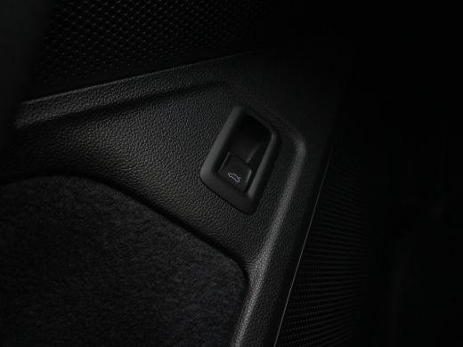 Volkswagen Passat Variant 1.5 eTSI 150pk R-Line Business Panorama Trekhaak Camera Side Assist 227 ActivLease financial lease