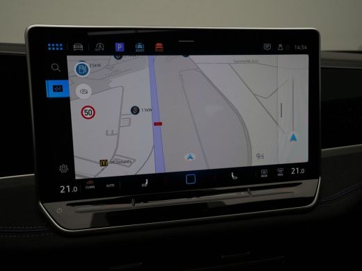 Volkswagen Passat Variant 1.5 eTSI 150pk R-Line Business Panorama Trekhaak Camera Side Assist 227 ActivLease financial lease