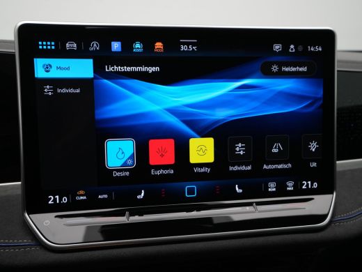 Volkswagen Passat Variant 1.5 eTSI 150pk R-Line Business Panorama Trekhaak Camera Side Assist 227 ActivLease financial lease