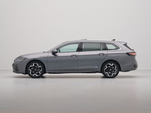 Volkswagen Passat Variant 1.5 eTSI 150pk R-Line Business Panorama Trekhaak Camera Side Assist 227 ActivLease financial lease