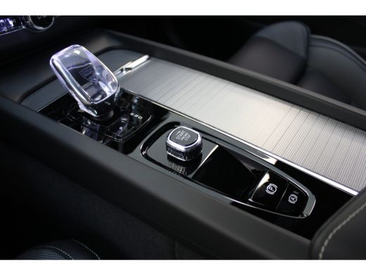 Volvo  XC60 T6 350PK AWD Plus Dark | Trekhaak | 21" | Sportstoelen | 360° camera |  Gelaagd glas rondom ActivLease financial lease