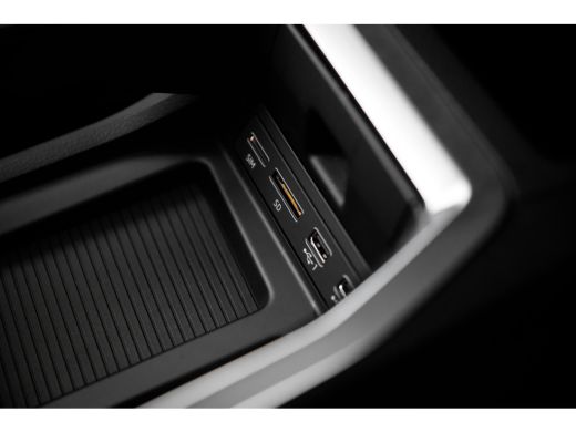 Audi e-tron 50 quattro 313pk Launch edition Black | Panoramadak | 20" | Parkeerhulp v+a | Optiekpakket zwart ... ActivLease financial lease