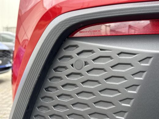 Toyota C-HR 1.8 Hybrid 140 First Edition **NAVIGATIE/ 360 CAMERA/ DODEHOEK DETECTIE/ 36 MAANDEN GARANTIE** ActivLease financial lease
