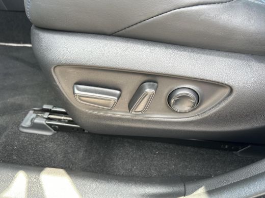 Toyota RAV4 2.5 Hybrid AWD Bi-Tone ActivLease financial lease