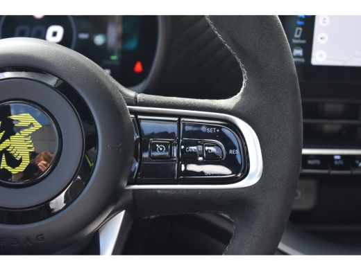 Abarth 500C 500e Cabrio Scorpionissima Tursmo 42kWh 3 Fase | Alcantara | Navigatie | Sportstoelen | Keyless-E... ActivLease financial lease