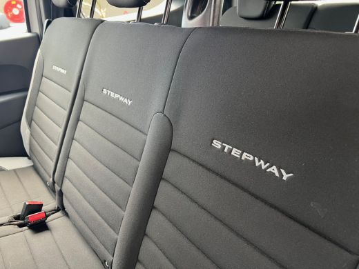 Dacia Lodgy 1.3 TCe 130pk/Stepway/7-persoons/Trekhaak/Navi/Cruise/Airco ActivLease financial lease