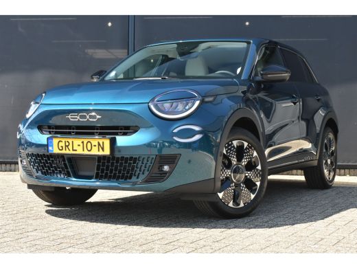 Fiat 600 1.2 Hybrid La Prima Automaat | Vol-Leder | Massage | Elektr. Achterklep | Adaptive Cruise | Elekt... Fiat 600 1.2 Hybrid La Prima Automaat | Vol-Leder | Massage | Elektr. Achterklep | Adaptive Cruise | Elekt...