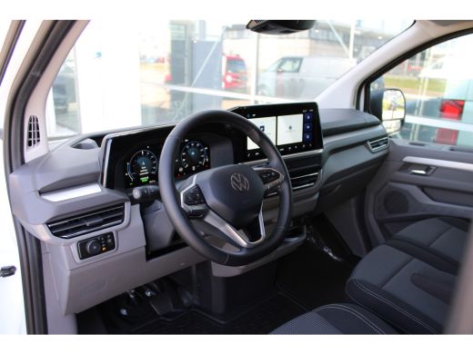 Volkswagen e-Transporter VOOR MEKAAR DEALS | Life Intro | 64 kWh | 218 pk | L1 | Trekhaak | Stoelverwarming | Achteruitrij... ActivLease financial lease