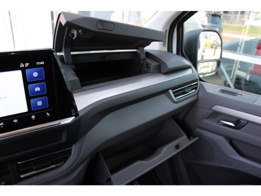 Volkswagen e-Transporter VOOR MEKAAR DEALS | Life Intro | 64 kWh | 218 pk | L1 | Trekhaak | Stoelverwarming | Achteruitrij... ActivLease financial lease