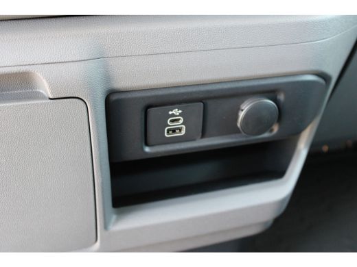 Volkswagen e-Transporter VOOR MEKAAR DEALS | Life Intro | 64 kWh | 218 pk | L1 | Trekhaak | Stoelverwarming | Achteruitrij... ActivLease financial lease