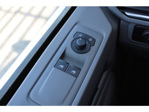Volkswagen e-Transporter VOOR MEKAAR DEALS | Life Intro | 64 kWh | 218 pk | L1 | Trekhaak | Stoelverwarming | Achteruitrij... ActivLease financial lease
