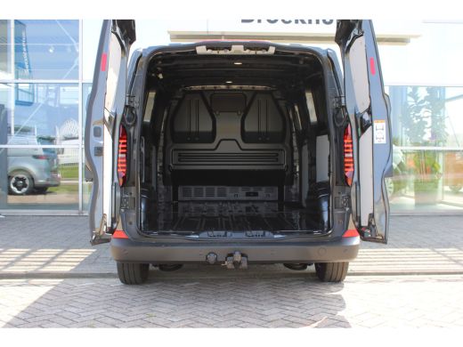 Volkswagen e-Transporter VOOR MEKAAR DEALS | Life Intro | 64 kWh | 218 pk | L2 | Trekhaak | Stoelverwarming | Achteruitrij... ActivLease financial lease