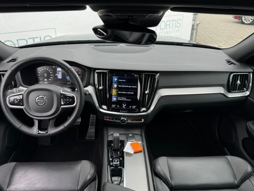 Volvo  V60 2.0 B3 R-Design NL AUTO | CAMERA | PANO | ActivLease financial lease