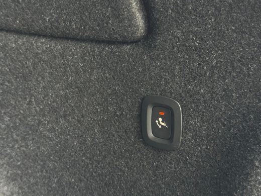 Volvo  XC40 Recharge P8 AWD R-Design NL AUTO | TREKHAAK | CARPLAY | ActivLease financial lease
