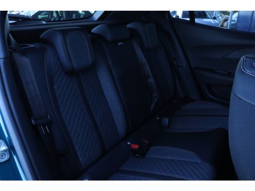 Peugeot 2008 1.2 Hybrid 145 Allure | Adaptive Cruise | Camera V/A | Navi | Carplay | Climate | Keyless ActivLease financial lease