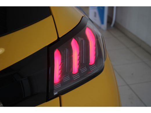 Peugeot 208 1.2 Turbo 100-PK EAT8 AUTOMAAT GT | PANORAMADAK | KEYLESS | CAMERA | STOELVERWARMING | ADAPTIVE C... ActivLease financial lease
