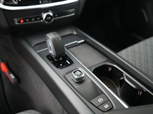 Volvo  V60 2.0 B3 Essential Edition | Trekhaak | Adaptive Cruise | BLIS | Stoel- & stuurwielverwarming | 18"... ActivLease financial lease