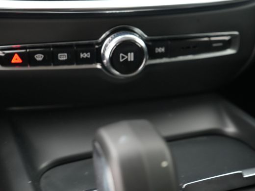 Volvo  V60 2.0 B3 Essential Edition | Trekhaak | Adaptive Cruise | BLIS | Stoel- & stuurwielverwarming | 18"... ActivLease financial lease
