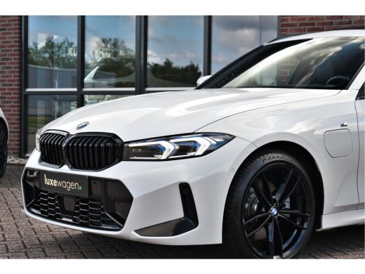 BMW 3 Serie Touring 330e M-Sport Pano ACC El-zetel HUD 19inch Camera Adp-onderstel ActivLease financial lease