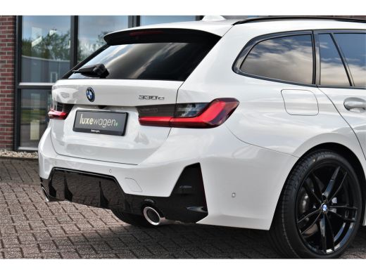 BMW 3 Serie Touring 330e M-Sport Pano ACC El-zetel HUD 19inch Camera Adp-onderstel ActivLease financial lease