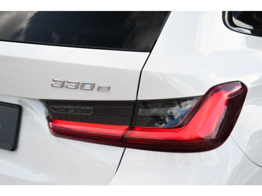 BMW 3 Serie Touring 330e M-Sport Pano ACC El-zetel HUD 19inch Camera Adp-onderstel ActivLease financial lease