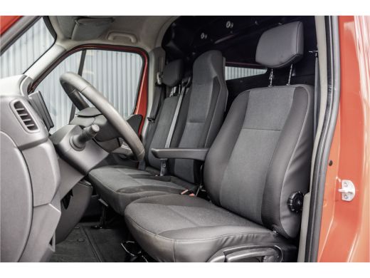 Renault Master T35 dCi | L2H2 | Camera | Navi | LED | 3-Zits | Airco | PDC | Euro 6 ActivLease financial lease