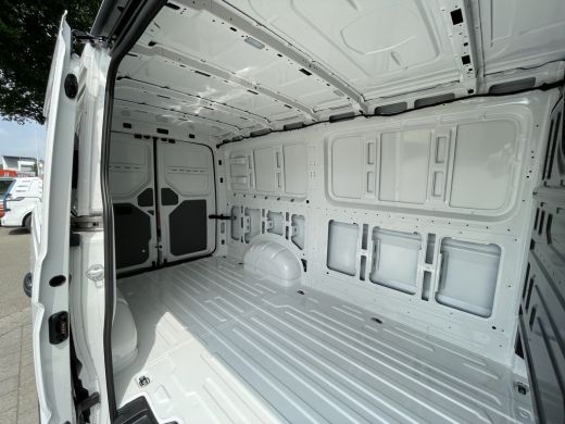 Volkswagen Crafter 30 2.0 TDI L3H2 Highline 140pk Automaat | Trekhaak | App connect ActivLease financial lease