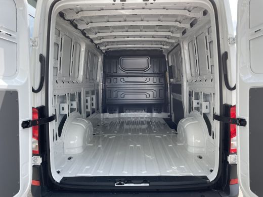 Volkswagen Crafter 30 2.0 TDI L3H2 Highline 140pk Automaat | Trekhaak | App connect ActivLease financial lease