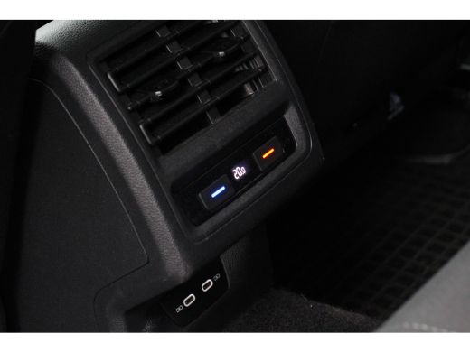 Volkswagen Golf 1.5 TSI | STOELVERWARMING | ADAPTIVE CRUISE | CAMERA | AFN. TREKHAAK | PARK. SENS V+A | APPLE CAR... ActivLease financial lease