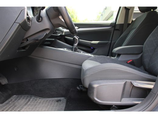 Volkswagen Golf 1.5 TSI | STOELVERWARMING | ADAPTIVE CRUISE | CAMERA | AFN. TREKHAAK | PARK. SENS V+A | APPLE CAR... ActivLease financial lease