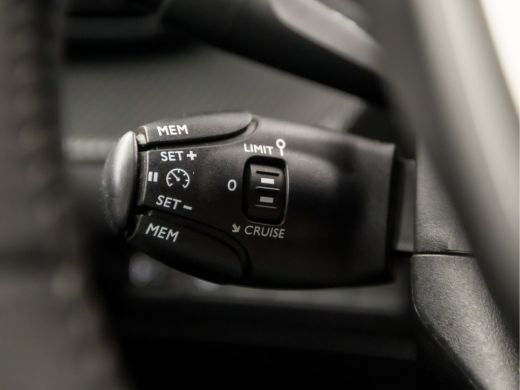 Peugeot 208 1.2 PureTech Allure Deluxe (VIRTUAL COCKPIT, APPLE CARPLAY, GROOT NAVI, 360 CAMERA, LEDER, SPORTS... ActivLease financial lease