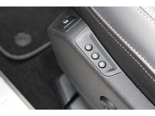 Peugeot 3008 1.6 HYbrid 225 Blue Lease GT | Automaat | Navigatie | Camera | Black Pack | Panorama/schuifdak | ... ActivLease financial lease