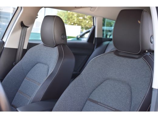 Seat Leon 1.5 eTSI 150PK DSG-7 X-cellence | 18 INCH | APP CONNECT | NAVIGATIE | PARKEERSENSOREN ActivLease financial lease