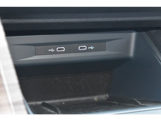 Seat Leon 1.5 eTSI 150PK DSG-7 X-cellence | 18 INCH | APP CONNECT | NAVIGATIE | PARKEERSENSOREN ActivLease financial lease