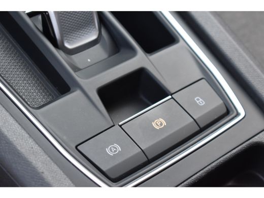 Seat Leon 1.5 eTSI 150PK DSG-7 X-cellence | 18 INCH | APP CONNECT | NAVIGATIE | PARKEERSENSOREN ActivLease financial lease