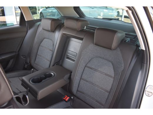 Seat Leon 1.5 eTSI 150PK DSG-7 X-cellence | 18 INCH | APP CONNECT | NAVIGATIE | PARKEERSENSOREN ActivLease financial lease