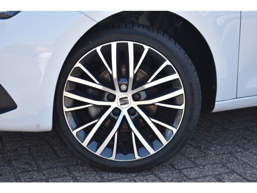 Seat Leon 1.5 eTSI 150PK DSG-7 X-cellence | 18 INCH | APP CONNECT | NAVIGATIE | PARKEERSENSOREN ActivLease financial lease