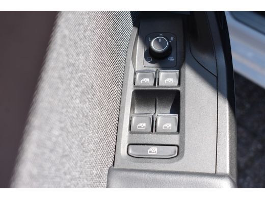 Seat Leon 1.5 eTSI 150PK DSG-7 X-cellence | 18 INCH | APP CONNECT | NAVIGATIE | PARKEERSENSOREN ActivLease financial lease