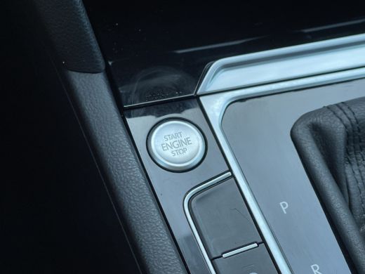 Volkswagen Passat Variant 1.5 TSI Highline Business R | Navi | ACC | HUD | LED | Keyless | Virtual Cockpit | 18 inch ActivLease financial lease