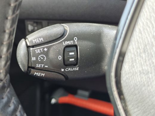Peugeot 2008 1.2 PureTech Allure | Achterbank in delen neerklapbaar | Achteruitrijcamera | Airco (automatisch)... ActivLease financial lease