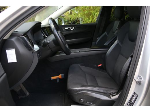 Volvo  XC60 2.0 T5 Momentum | Adaptive Cruise | Keyless | Stoelverwarming | 22" Velgen ActivLease financial lease