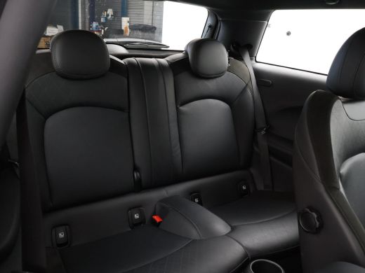 Mini Electric CHARGED 33 kWh + HEAD-UP | LED | HARMAN/KARDON | CAMERA | SPORTSTOELEN | APPLE CARPLAY | NAVIGATIE ActivLease financial lease