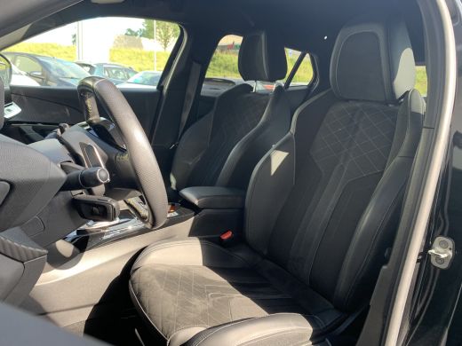 Peugeot 2008 1.2 PureTech GT Pack Airco | Alcantara | Camera | Cruise Control Adaptief | Keyless | Navi | PDC ... ActivLease financial lease