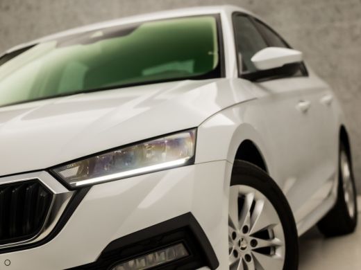 Skoda Octavia 1.0 e-TSI Sport Automaat (APPLE CARPLAY, GROOT NAVI, CAMERA, GETINT GLAS, SPORTSTOELEN, STOELVERW... ActivLease financial lease