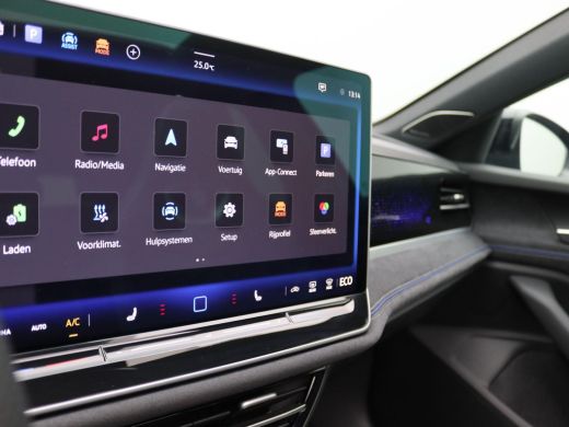 Volkswagen Passat Variant 1.5 eHybrid R-Line Edition 272PK DSG black style, matrix led, trekhaak, 360gr. camera, pa... ActivLease financial lease