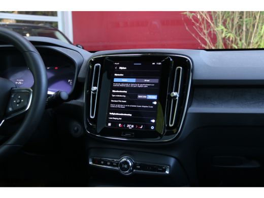 Volvo  C40 Single Motor Plus 69 kWh | Panoramadak | Stuur/stoelverwarming | Camera | Adaptive Cruise ActivLease financial lease
